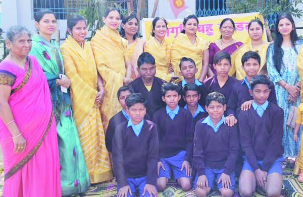 जागृति बहु मण्डल द्वारा नि:शुल्क स्वेटर वितरण