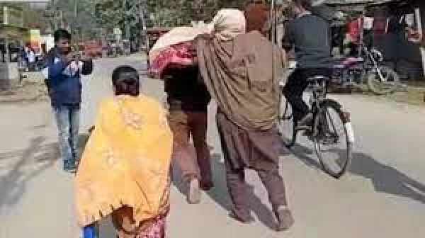 बंगाल : एम्बुलेंस का किराया देने के पैसे नहीं थे तो मां के शव को कंधे पर लाद पैदल ही चल पड़ा युवक