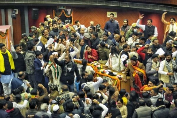 भारी हंगामे के बाद दिल्ली मेयर का चुनाव टला, अगली तारीख का इंतजार