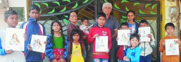 छेरछेरा पर बच्चों को चरामेति फाउंडेशन द्वारा शिक्षा सामग्री