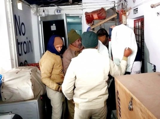 पटना में दो हवाई यात्री नशे की हालत में यात्रा करने के आरोप में गिरफ्तार