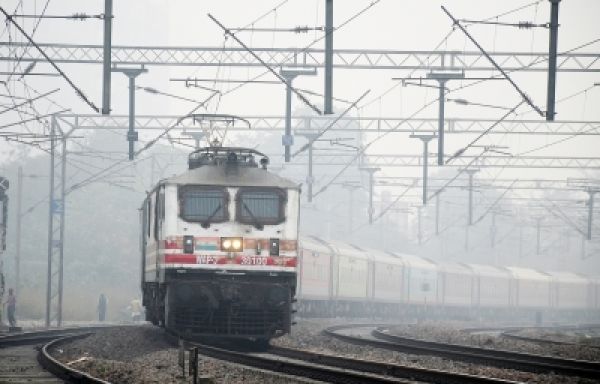 कोहरे के कारण देश भर में 135 ट्रेनें रद्द, 95 ट्रेनें लेट