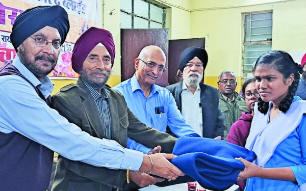 छात्राओं को सहायता देने कृपाल सिंह झांस की नेत्र दान घोषणा