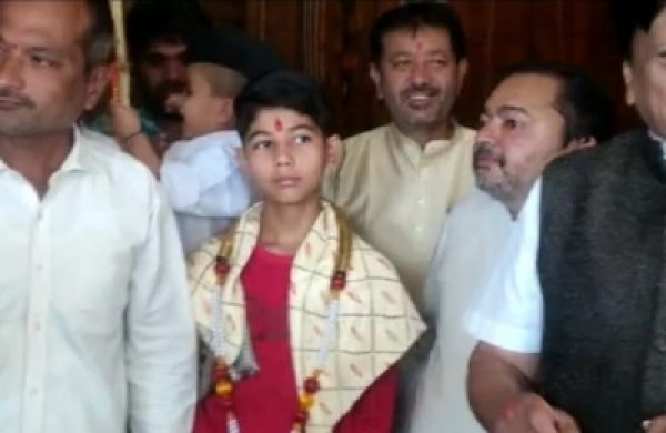 सुरक्षा का उल्लंघन कर माला पहनाने वाले कर्नाटक के युवक ने कहा- पीएम मोदी भगवान हैं