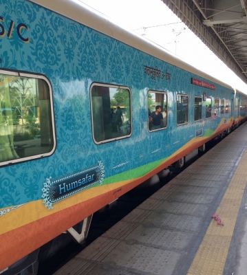 कोहरे के कारण राजधानी, शताब्दी और हमसफर एक्सप्रेस जैसी प्रीमियम ट्रेनें लेट