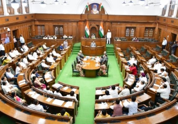 भारी हंगामे के बीच दिल्ली विधानसभा का शीतकालीन सत्र शुरू