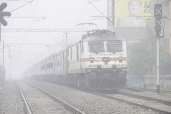 कोहरे के कारण दिल्ली पहुंचने वाली 15 ट्रेनें लेट