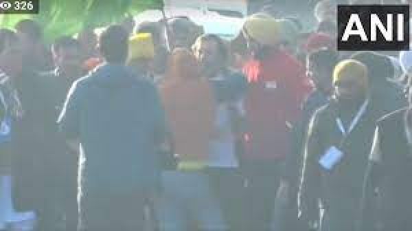 पंजाब के होशियारपुर में व्यक्ति ने यात्रा के दौरान राहुल गांधी को गले लगाने की कोशिश की
