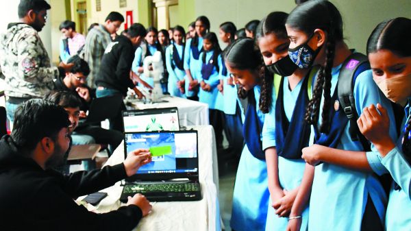 आईआईआईटी में विज्ञान और प्रौद्योगिकी प्रदर्शनी