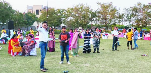 आनंदम वल्र्ड सिटी में छाया रहा पतंग का आनंद उत्सव