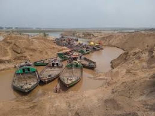 महाराष्ट्र: ठाणे में अवैध रेत निकासी के खिलाफ कार्रवाई, 97 लाख रुपये के उपकरण नष्ट किए