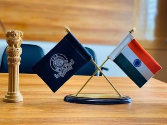 तेलंगाना के अधिकारी महिला आईएएस अफसर के घर में घुसा