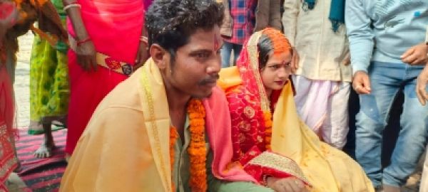 ठंड में 60 घंटे तक धरना देने वाली लड़की की मोहब्बत के आगे आखिरकार झुक गया जमाना