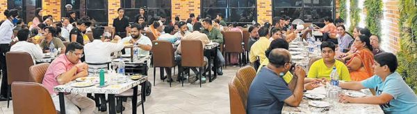 काके दी हट्टी में दिल्ली के छोले भटूरे और अमृतसरी आलू पराठों का मजा