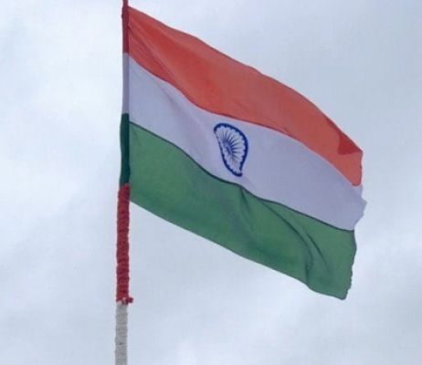 युवकों ने तिरंगे का किया अपमान, जांच जारी