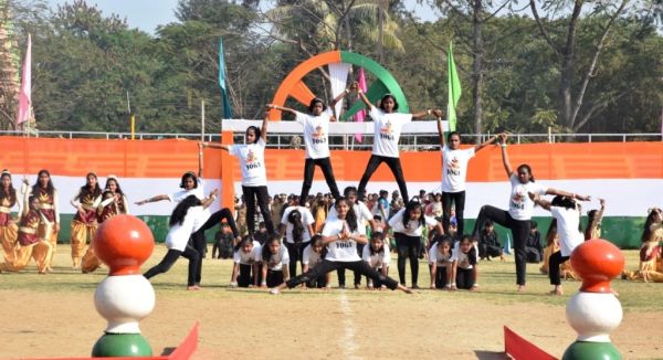 एसईसीआर में महाप्रबंधक ने फहराया ध्वज, 100 मिलियन टन लदान की दी बधाई