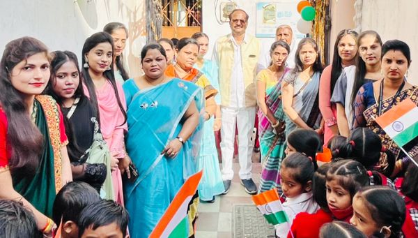 हिन्द इंग्लिश हाई स्कूल में बेग ने किया ध्वजारोहण