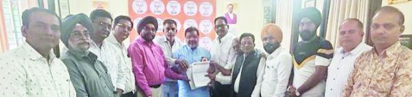 केन्द्रीय वित्तमंत्री के नाम जीएसटी सरलीकरण का कैट ने सौंपा ज्ञापन