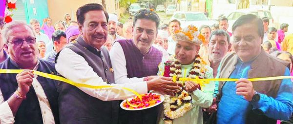 संत लालदास द्वारा वर्षा कलेक्शन का शुभारंभ