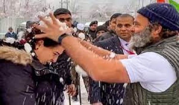 राहुल, प्रियंका ने जम्मू कश्मीर के गांदेरबल में खीर भवानी मंदिर में दर्शन किए