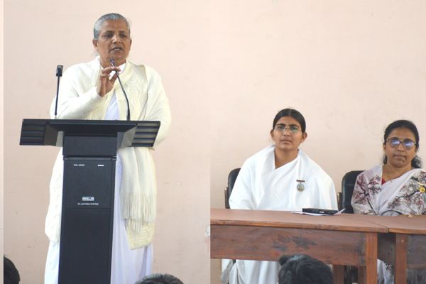 विद्यार्थियों को सफल होने एकाग्रता जरूरी-उर्मिला दीदी