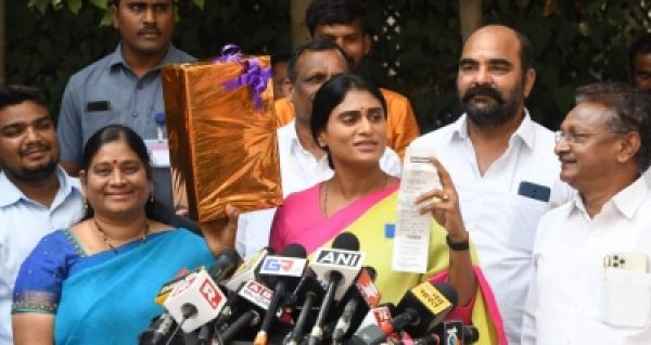 शर्मिला ने केसीआर को अपने साथ सिर्फ तीन किमी चलने की दी चुनौती