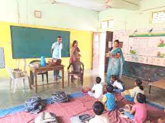 ‘छत्तीसगढ़’ का संपादकीय  : एक लाड़ले बच्चे से परे स्कूल शिक्षा में कुछ नहीं