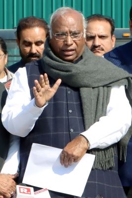अदाणी मुद्दे पर खड़गे ने निलंबन नोटिस दिया