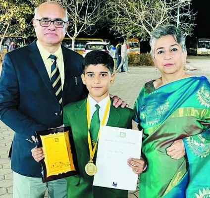 एक्सीलेंस अवार्ड से आदित्य हुए सम्मानित