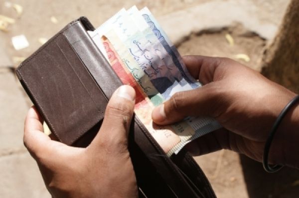 अमेरिकी डॉलर के मुकाबले पाकिस्तानी रुपये में बड़ी गिरावट