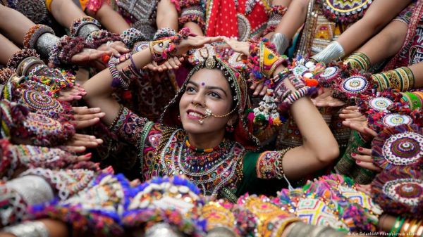 महिलाओं के नाम पर सिर्फ राजनीति या संसद में एक-तिहाई आरक्षण