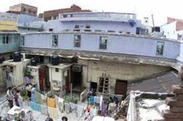 मुशर्रफ को 2005 की भारत यात्रा के दौरान जन्म प्रमाणपत्र भेंट किया गया था