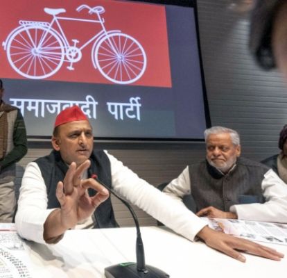 अखिलेश ने रामचरितमानस की चौपाइयों पर भाजपा की मांगी राय