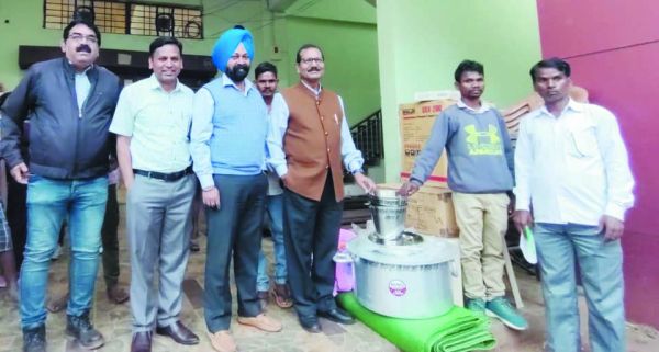 एनएमडीसी किरंदुल ने जरूरतमंद ग्रामीणों को बांटी टेन्ट सामग्री