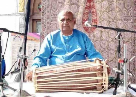 पखावज वादक दिनेश प्रसाद का प्रदर्शन करते मंच पर मौत