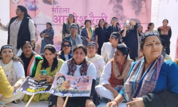 बेरोजगारी, मंहगाई के खिलाफ महिला कांग्रेस ने किया जंतर-मंतर पर प्रदर्शन