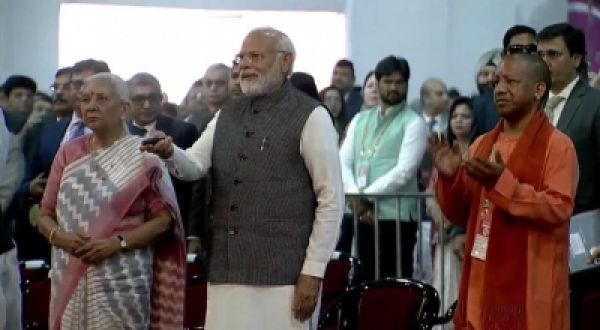 पीएम मोदी ने किया यूपी जीआईएस का शुभारंभ, अंबानी, बिरला समेत उद्योग जगत की कई हस्तियां मौजूद