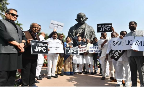 अडानी विवादः कमल पर कीचड़