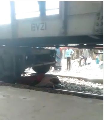 बिहार : शिक्षिका के ऊपर से गुजर गई मालगाड़ी, दोनों पटरी के बीच लेटकर बचाई जान