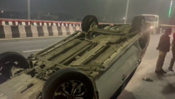 तेज रफ्तार कार पलटी, महिला की मौत, पांच घायल