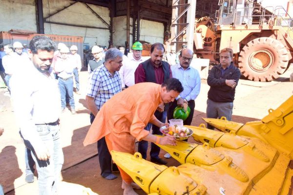 एनएमडीसी बचेली में कोमास्तु कंपनी के शॉवेल मशीन का उद्घाटन