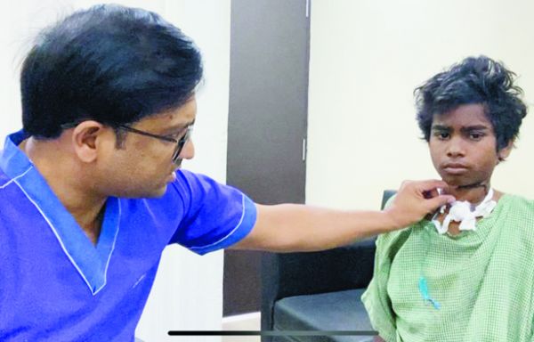 ओम हॉस्पिटल में छाती की हड्डी और मांस से श्वांस नली बनाकर बचाया, छत्तीसगढ़ में पहला