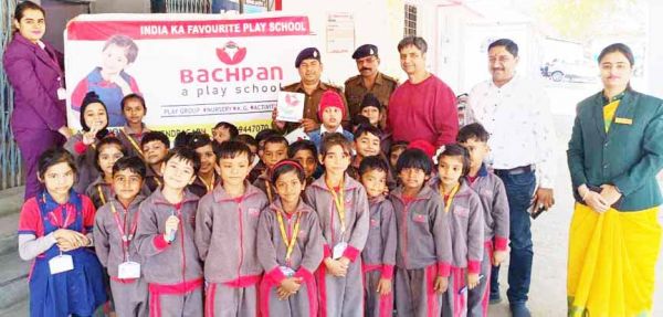 स्कूली बच्चों ने किया पुलिस थाने का शैक्षणिक भ्रमण