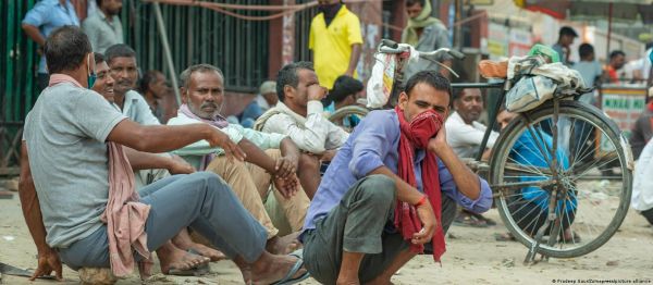 भारत: तीन साल में 1.12 लाख मजदूरों ने की खुदकुशी