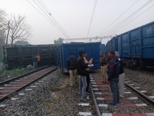 दो मालगाड़ियों में टक्कर, आधा दर्जन डिब्बे पटरी से उतरे, 15 ट्रेनें प्रभावित