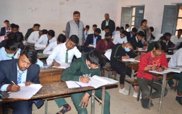 यूपी बोर्ड : पहले ही दिन चार लाख परीक्षार्थियों ने छोड़ी परीक्षा 