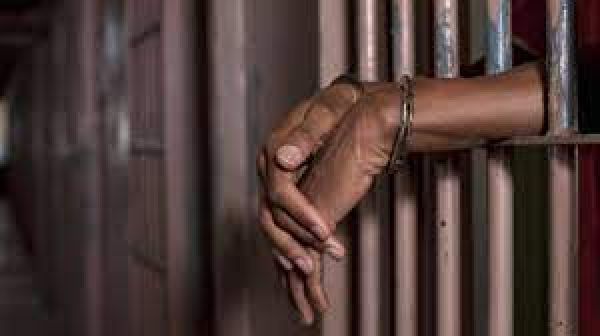 ब्रिटेन: शैम्पेन की बोतल से पिता की हत्या के जुर्म में भारतीय मूल के व्यक्ति को उम्रकैद की सजा