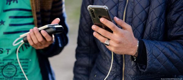 जर्मन अदालत ने शरणार्थी के फोन की जांच को ठहराया अवैध