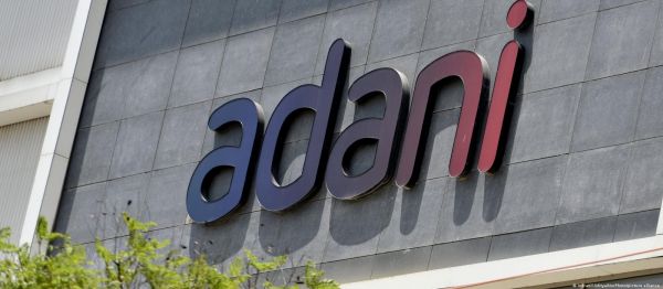आलोचकों को कैसे चुप कराता है अडानी समूह?