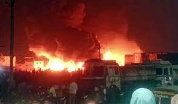 महाराष्ट्र: पुणे की सब्जी मंडी में आग लगने से दो टेम्पो जलकर खाक, 90 स्टॉल क्षतिग्रस्त